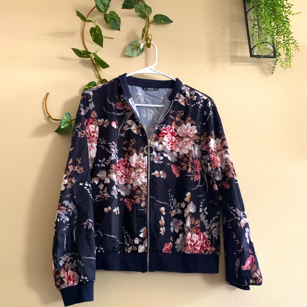 ✨Floral zip up jacket✨